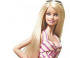 Barbie ile kafasına beyaz güneş gözlüğü